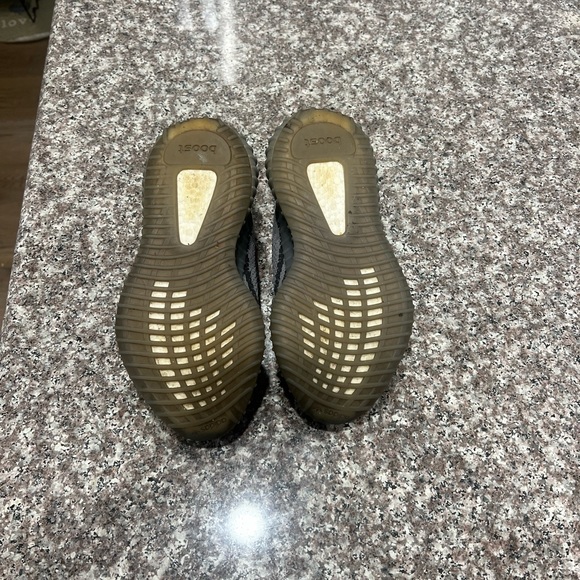 Yeezy 350 gently used - Picture 3 of 4